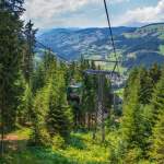Blick ins Tal aus der Gondelbahn Flying Mozart